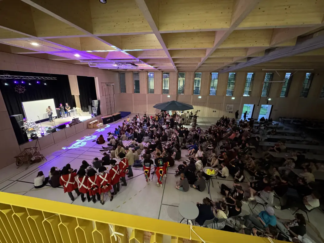 Viele Menschen vor der Bühne