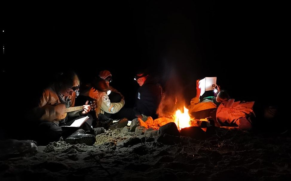 Gruppe am Lagerfeuer