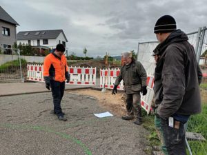 Holger zeigt auf Dinge