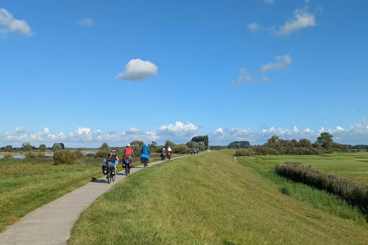 Fahrräder auf Deich