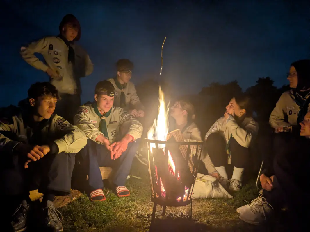 Gruppe mit Halstüchern am Lagerfeuer