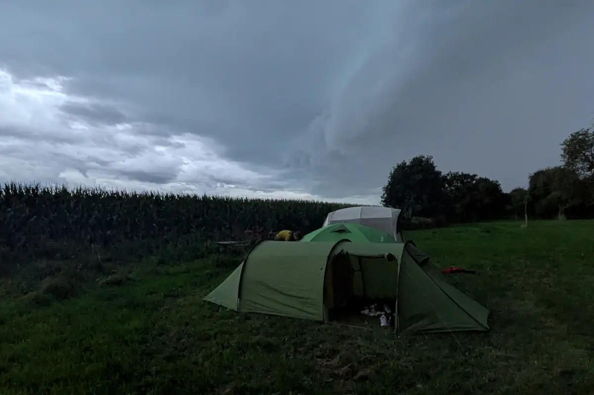 Zelt mit Unwetterwolken